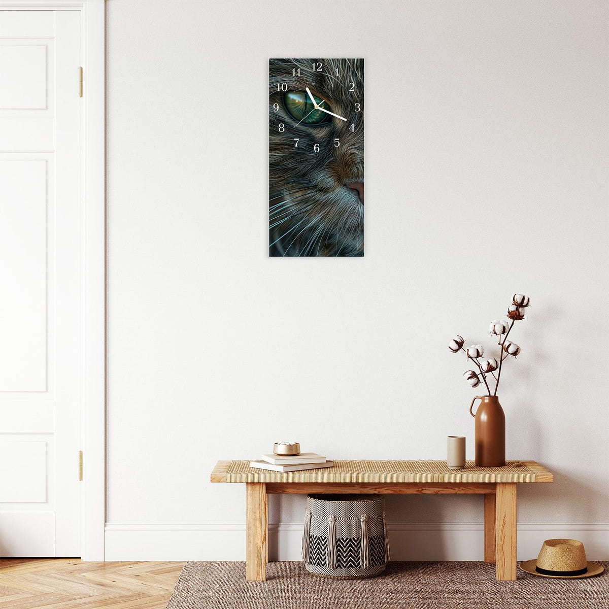 Moderne Wanduhr aus Glas mit Farbtiefe – Wanduhr Nahaufnahme & Katze aus Glas – Hochformat 30 × 60 cm