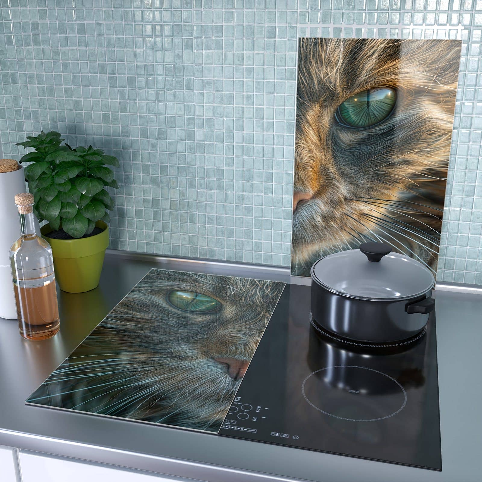 2-teilige Herdabdeckplatte aus Glas mit Nahaufnahme & Katze-Motiv als Spritzschutz hinter dem Kochfeld