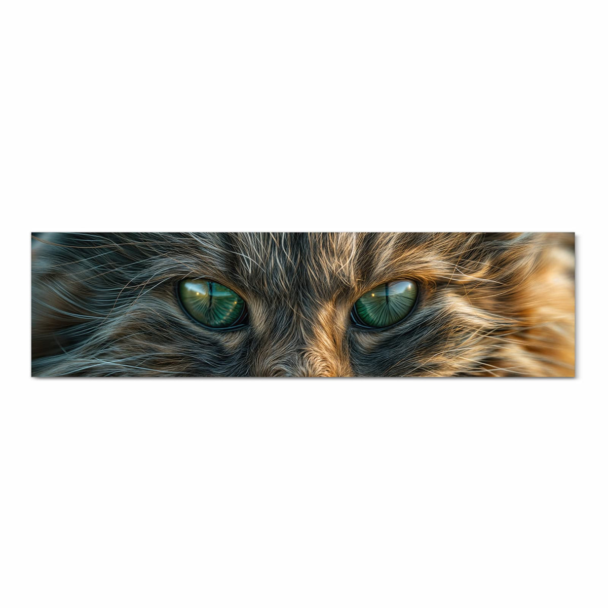 Formatfuellendes Gesicht einer getigerten Katze mit grünen Augen, warmes Braun-Grau-Fell
