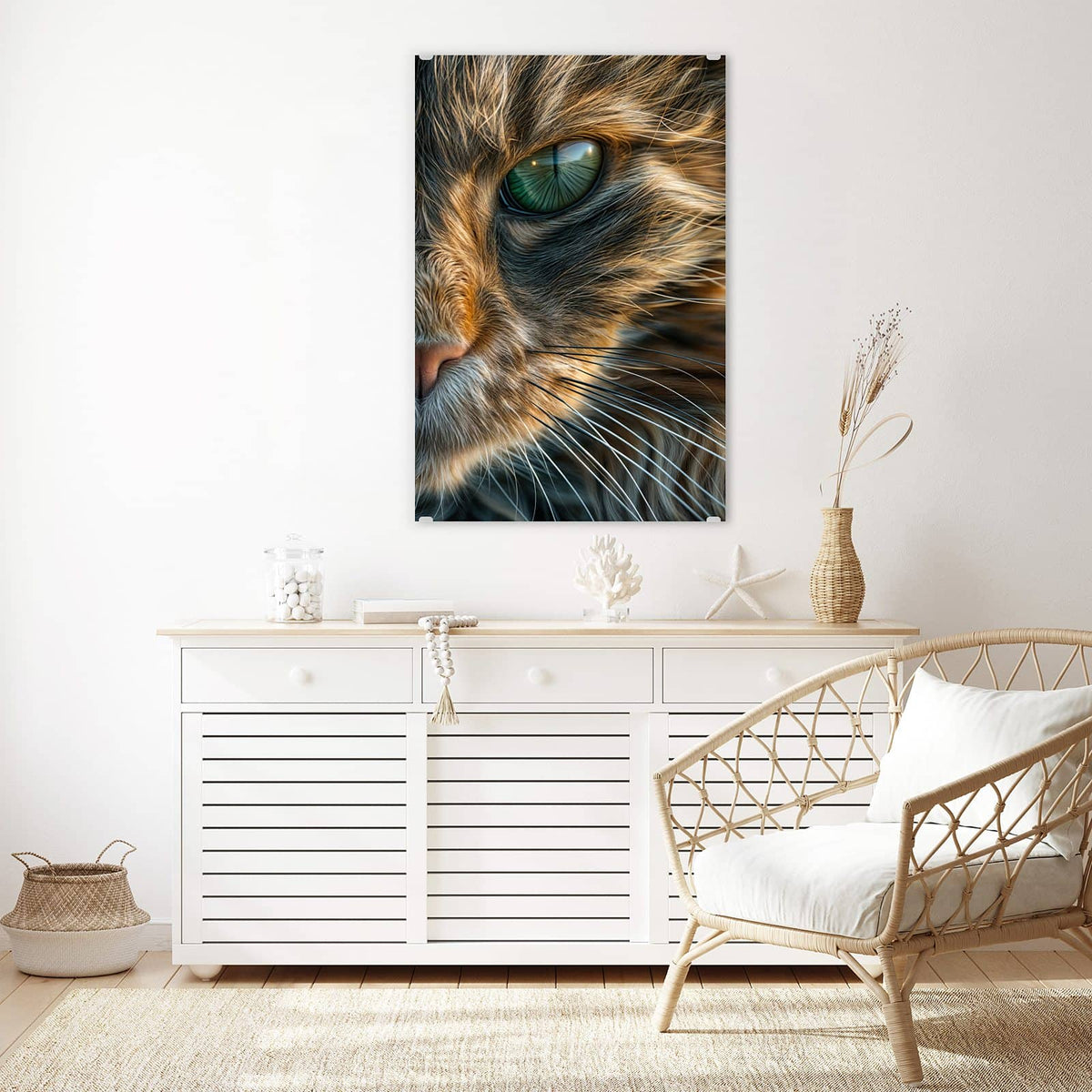 Glasbild Getigerte Katze an der Wand – Formatfuellendes Gesicht einer getigerten Katze mit grünen Augen, warmes Braun-Grau-Fell
