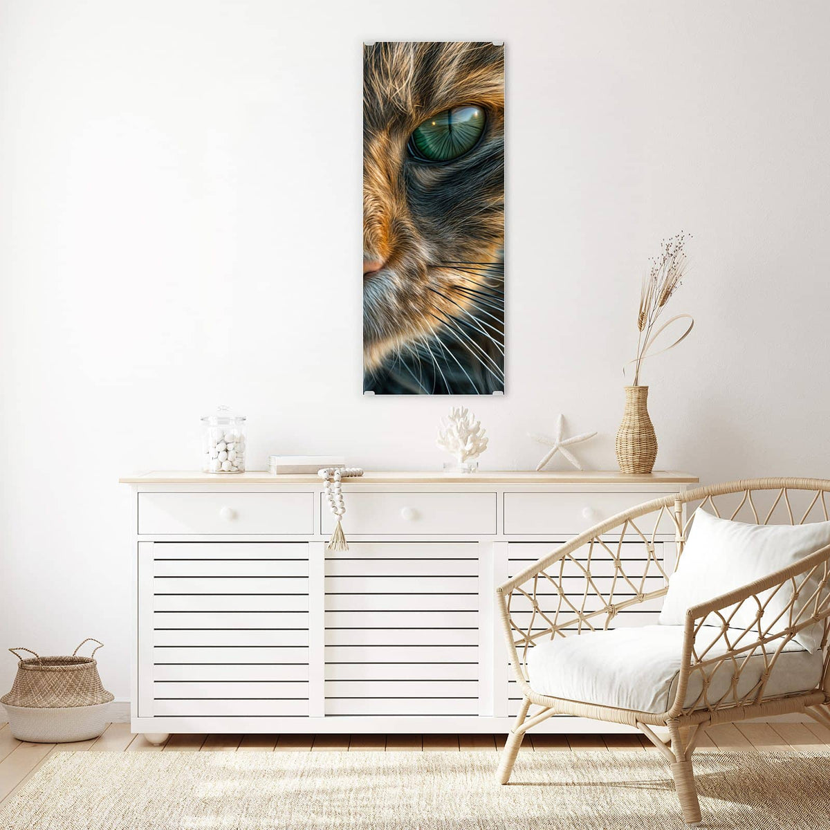 Glasbild Getigerte Katze an der Wand – Formatfuellendes Gesicht einer getigerten Katze mit grünen Augen, warmes Braun-Grau-Fell