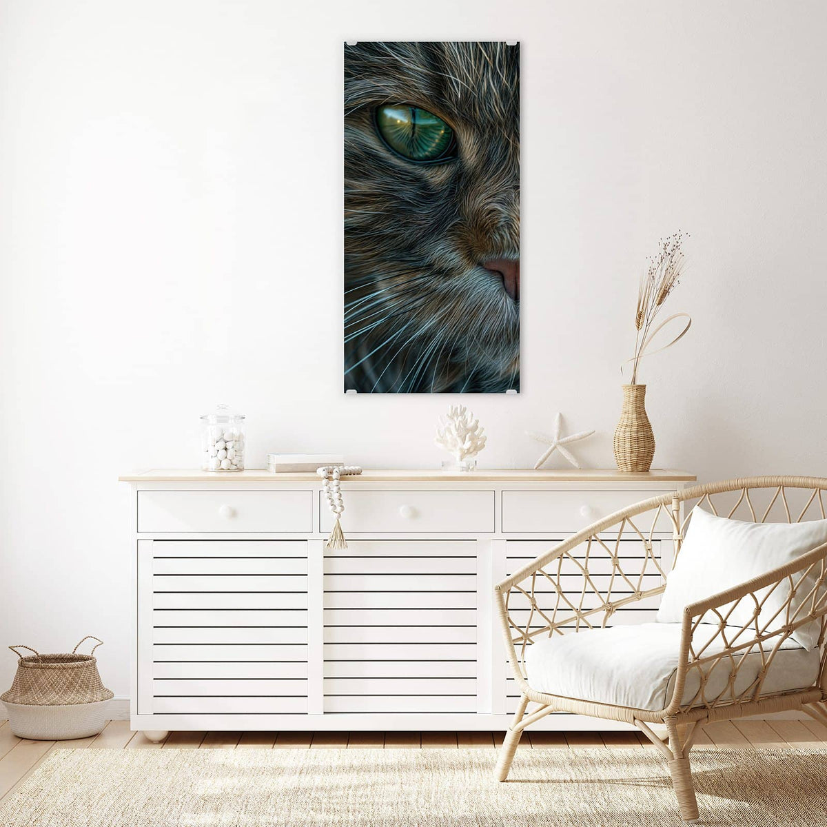 Glasbild Getigerte Katze an der Wand – Formatfuellendes Gesicht einer getigerten Katze mit grünen Augen, warmes Braun-Grau-Fell