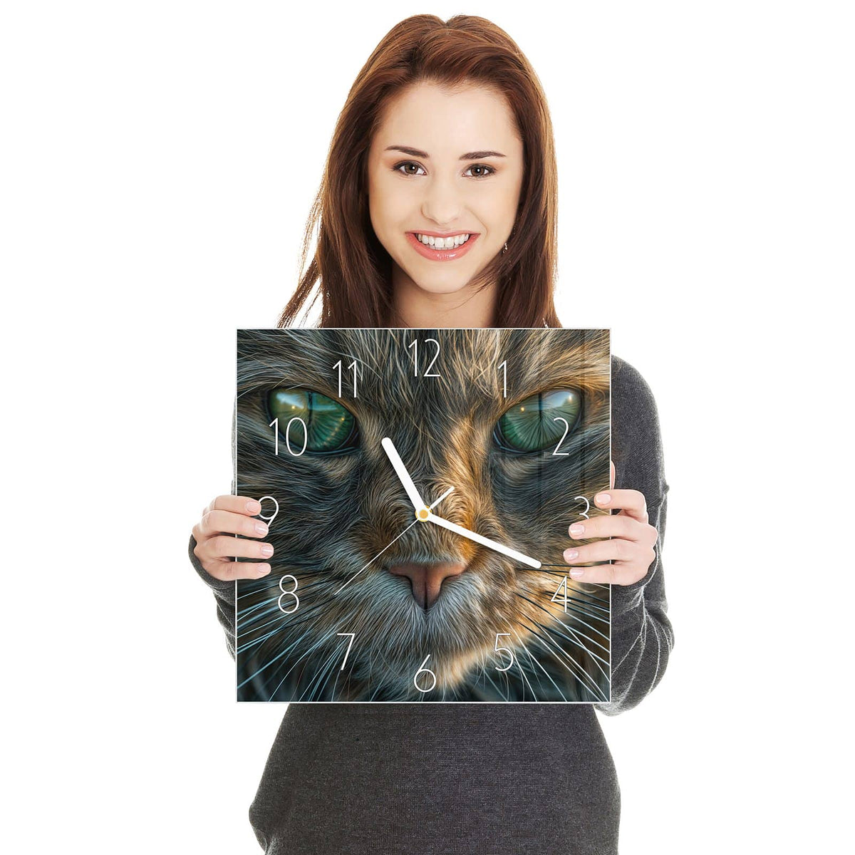 Formatfuellendes Gesicht einer getigerten Katze mit grünen Augen, warmes Braun-Grau-Fell