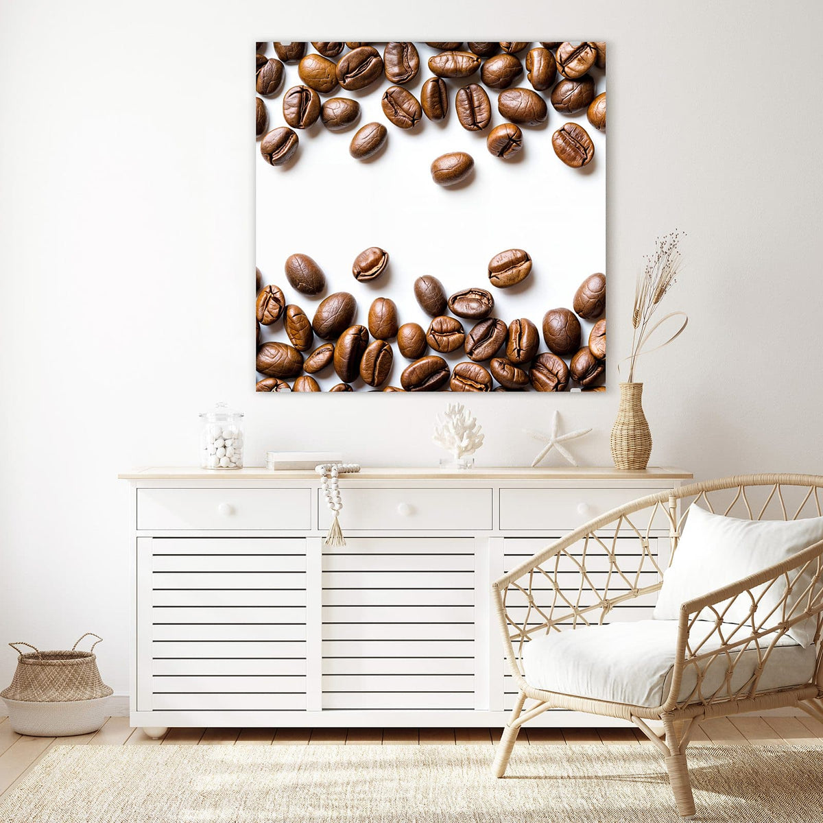 Glasbild Kaffeebohnen auf Weiß an der Wand – Kaffeebohnen, die oben und unten einen weißen, freien Bildmittelteil umrahmen