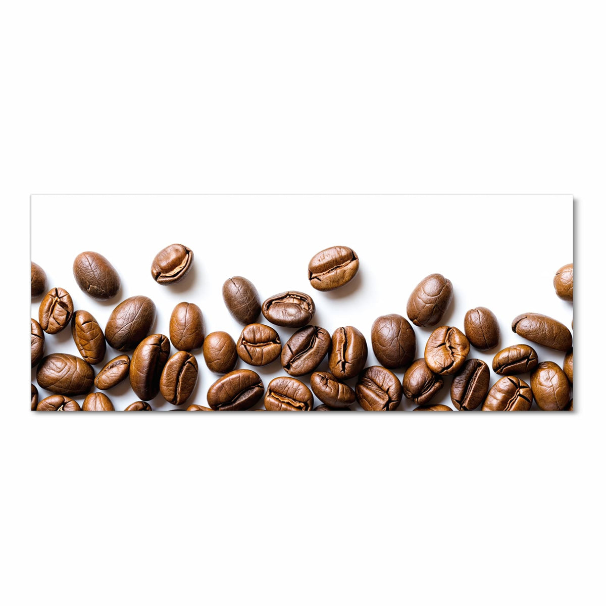 Kaffeebohnen, die oben und unten einen weißen, freien Bildmittelteil umrahmen