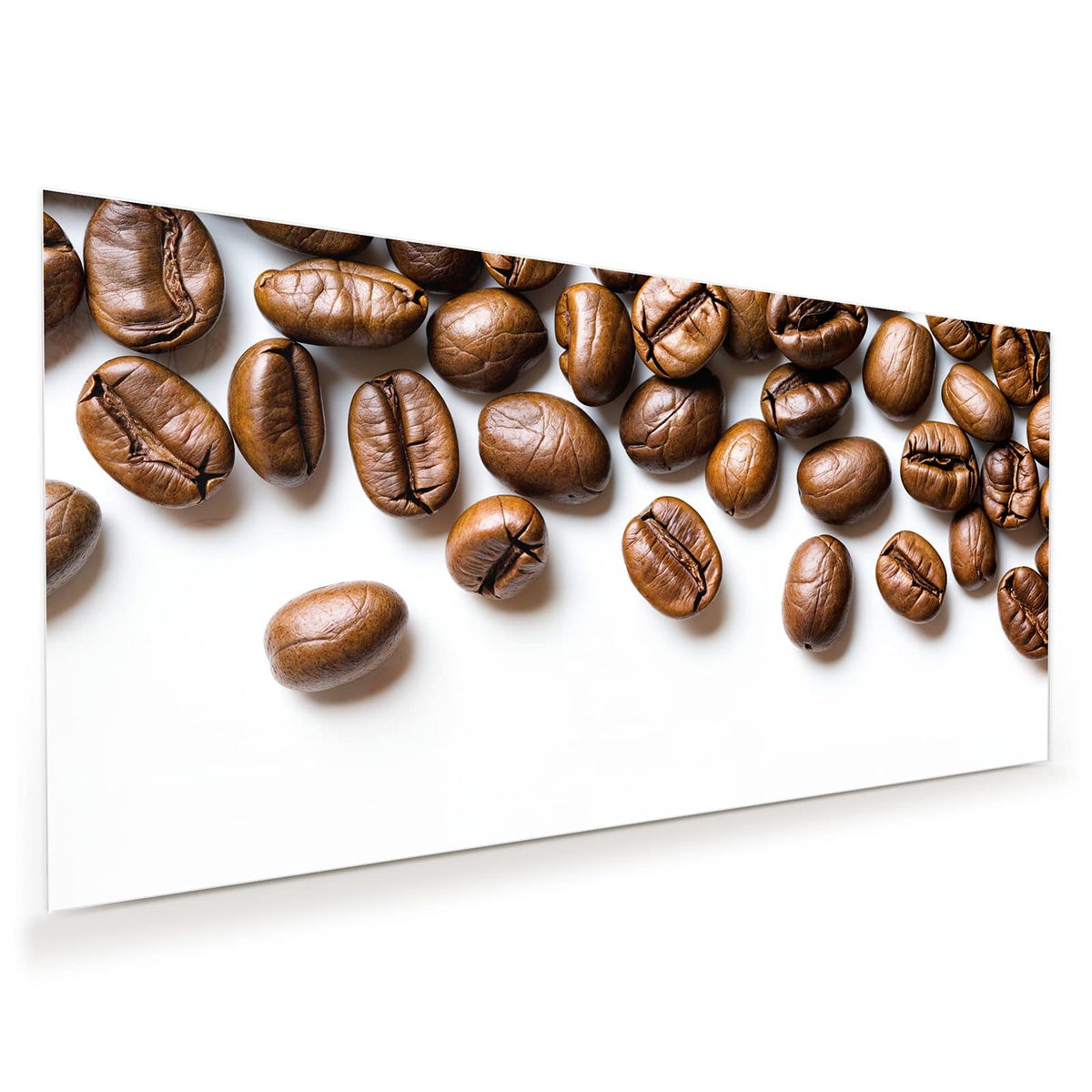 Kaffeebohnen, die oben und unten einen weißen, freien Bildmittelteil umrahmen