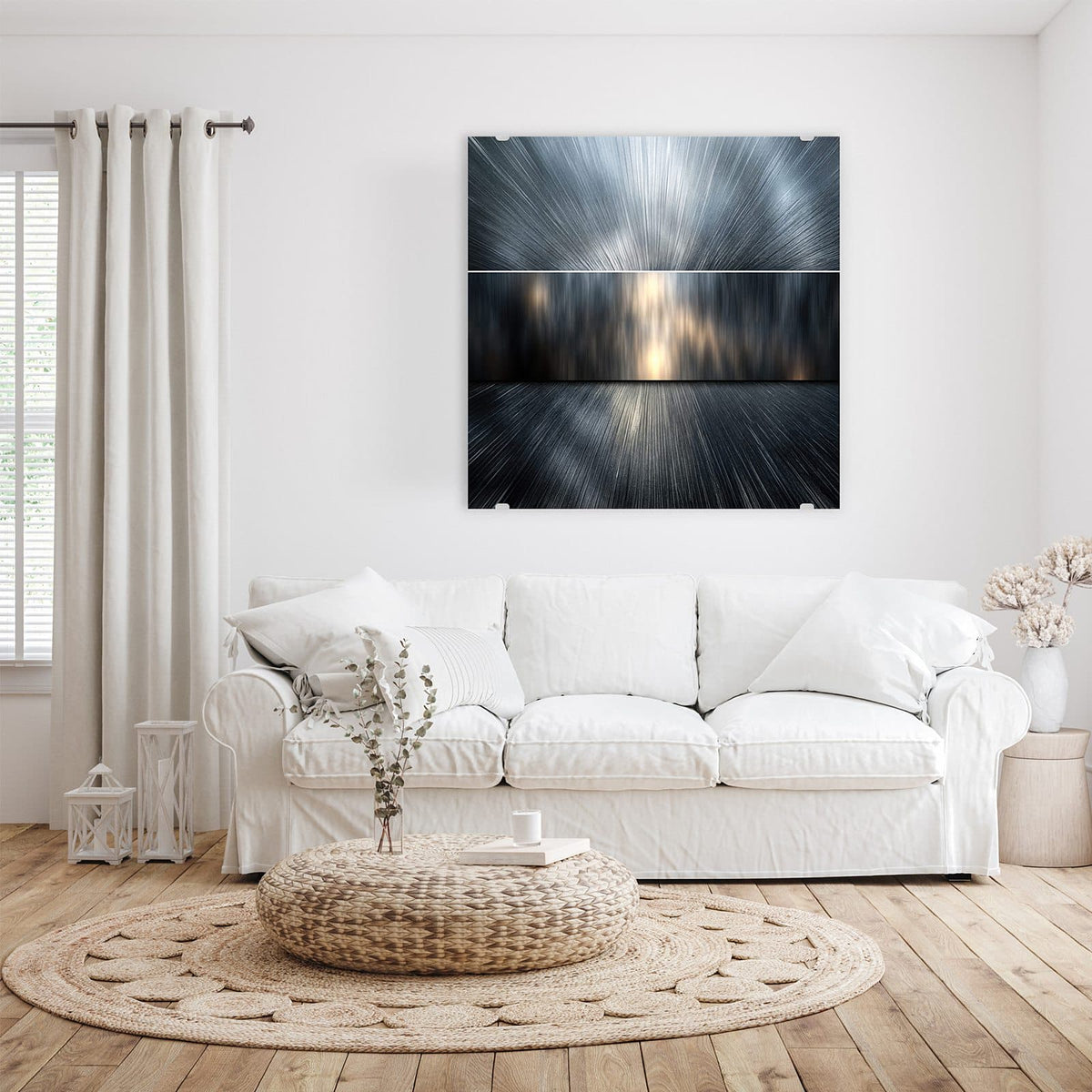 Glasbild Silberne Lichtstrahlen an der Wand – Radiale Lichtstrahlen auf gebürstetem Silbergrau mit warmem Lichtschein in der Mitte