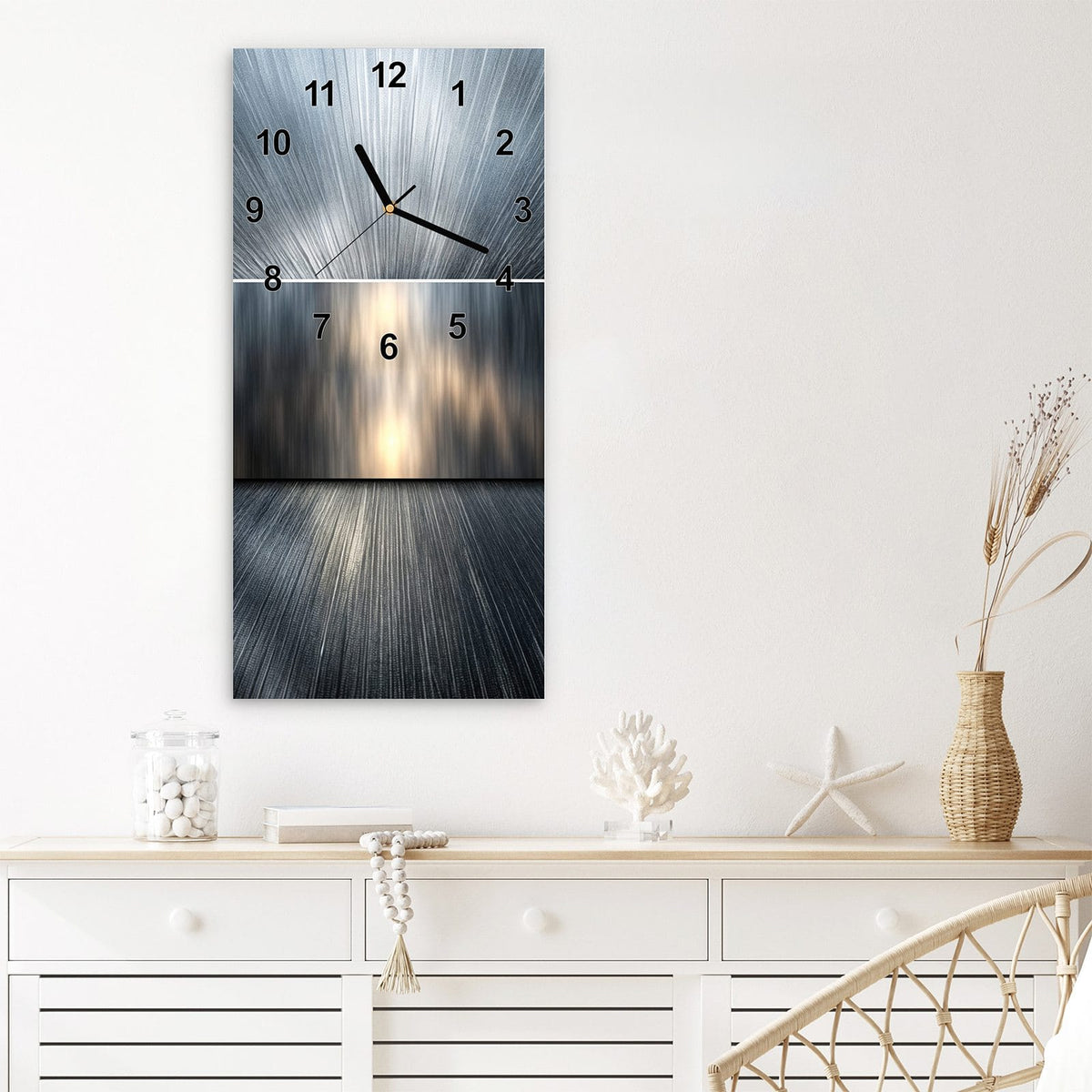 Wanduhr aus Glas im Hochformat Silberne Lichtstrahlen mit Ziffernblatt Modern über einem weißen Sideboard