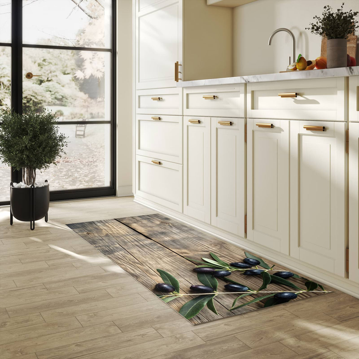 Formstabiler Küchenteppich mit Motiv Holztisch mit Oliven in heller Küche