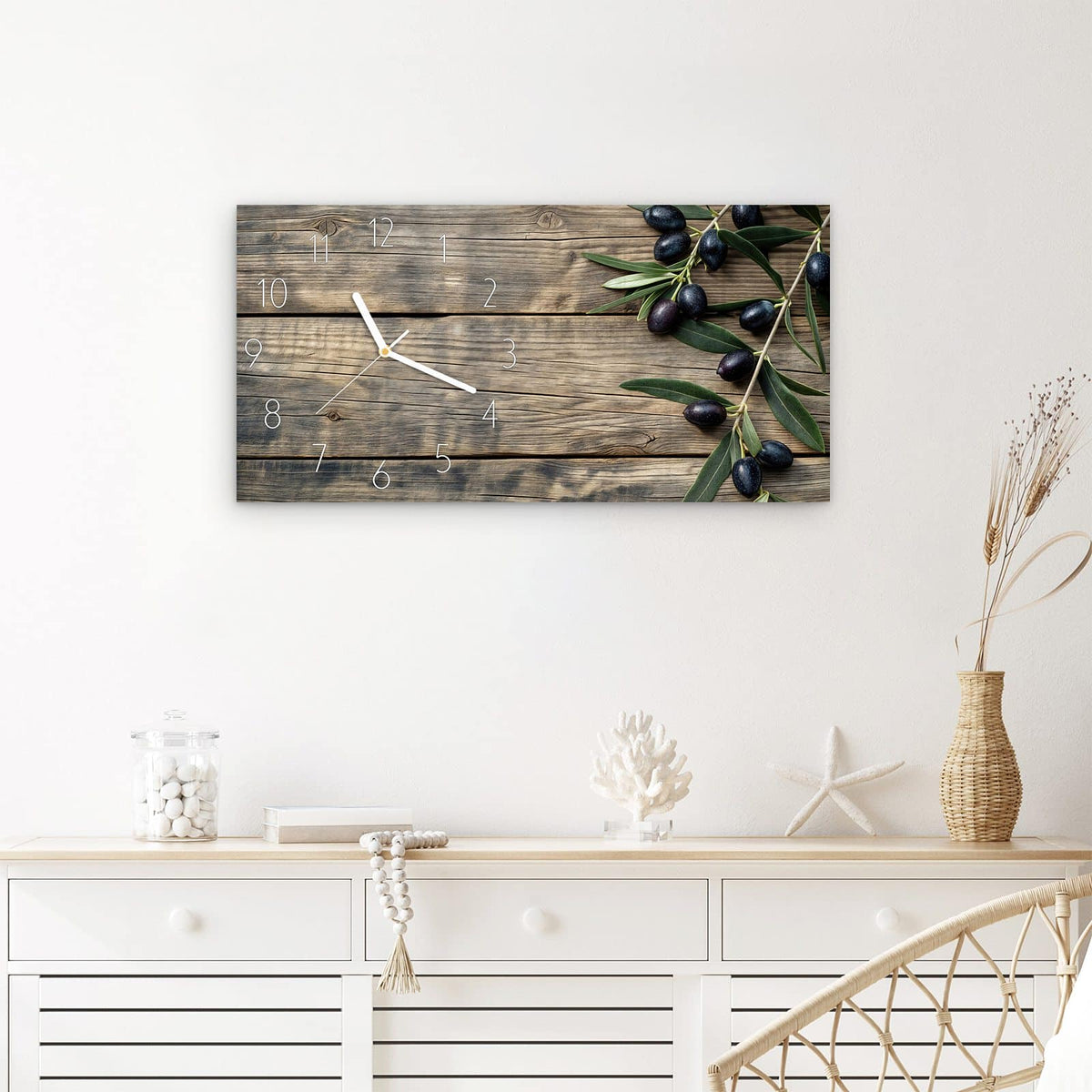 Wanduhr Holztisch mit Oliven aus Glas – Querformat 60 × 30 cm – Olivenzweige auf rustikalem Holz