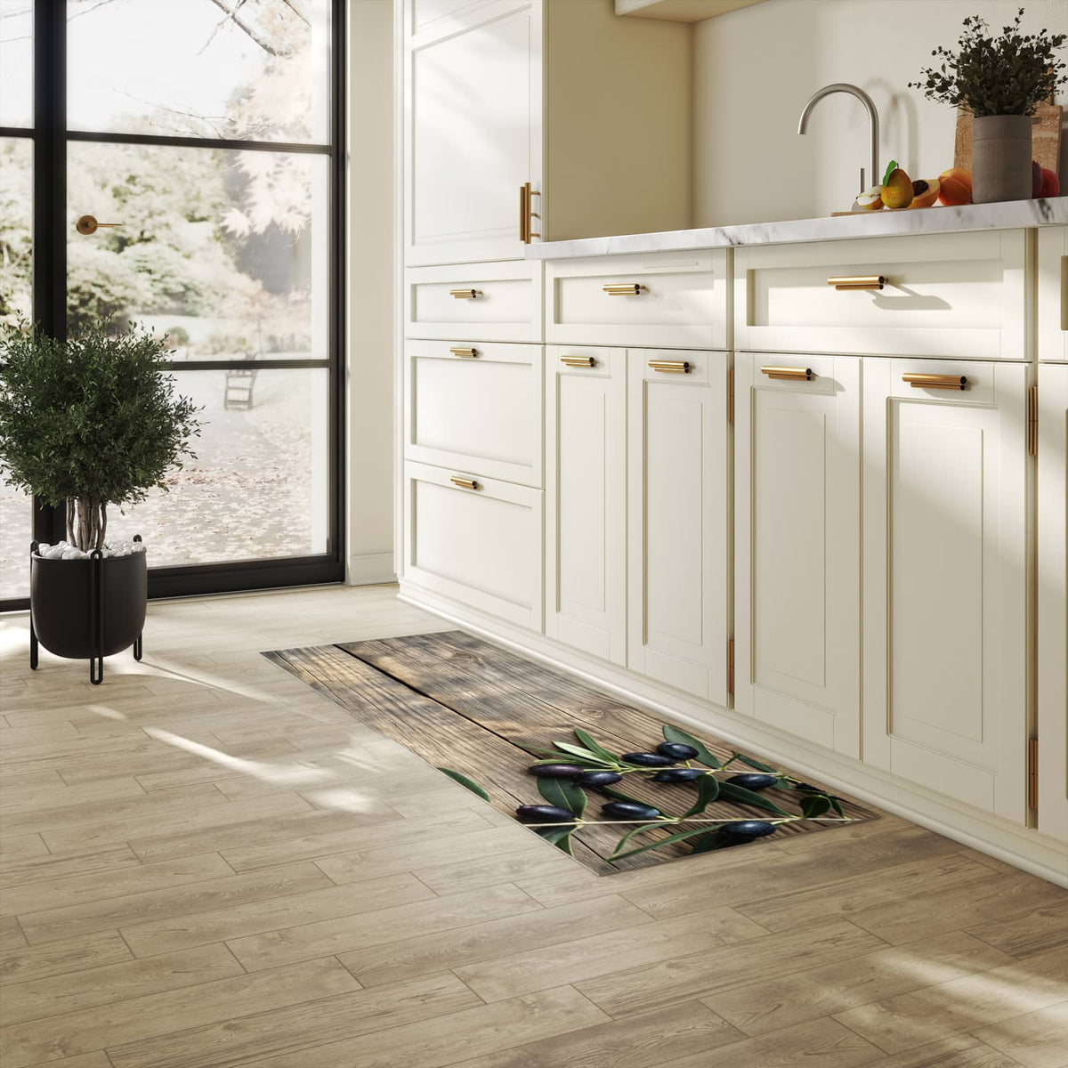 Feuchtigkeitsresistenter Teppich für Küche mit Motiv Holztisch mit Oliven in heller Küche