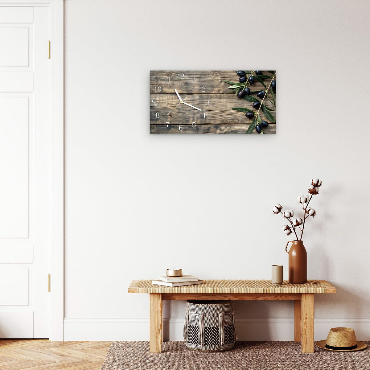 Moderne Wanduhr aus Glas mit Farbtiefe – Wanduhr Holztisch mit Oliven aus Glas – Querformat 60 × 30 cm