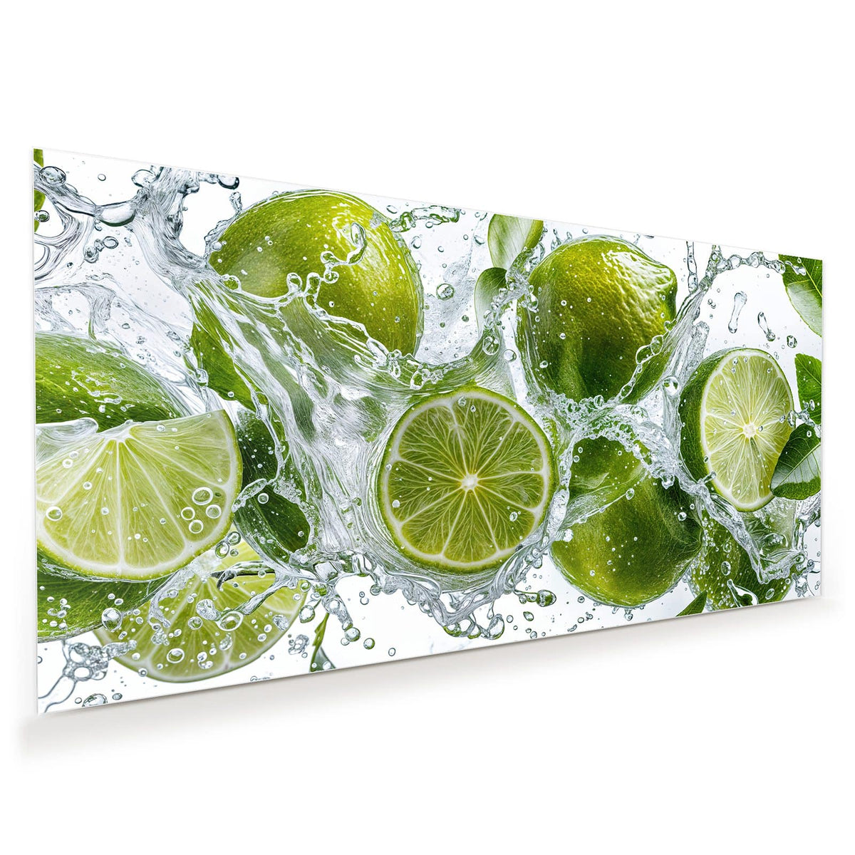 Ganze Limetten und Scheiben mit grünen Blättern in einem Wasserspritzer