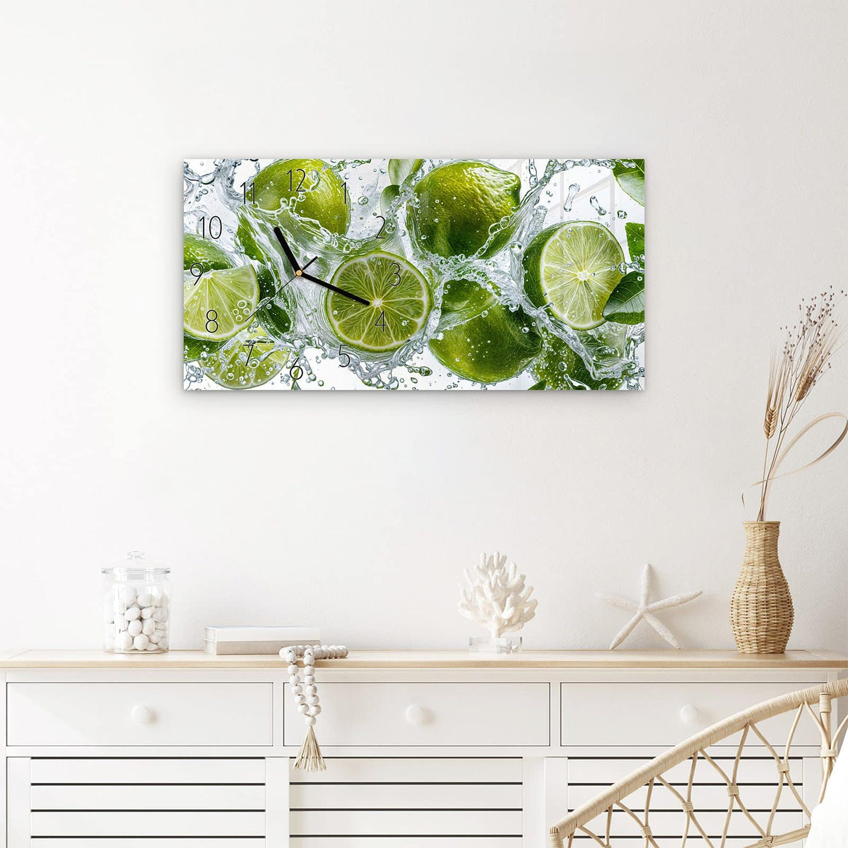 Wanduhr Spritzige Limetten aus Glas – Querformat 60 × 30 cm – Grüne Limetten im Sprudelwasser