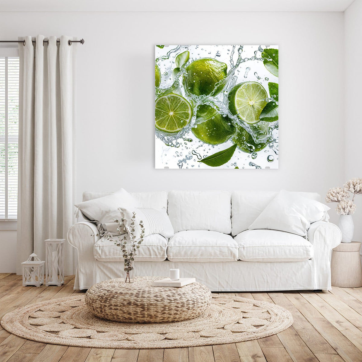 Glasbild Limetten mit Blättern an der Wand – Ganze Limetten und Scheiben mit grünen Blättern in einem Wasserspritzer