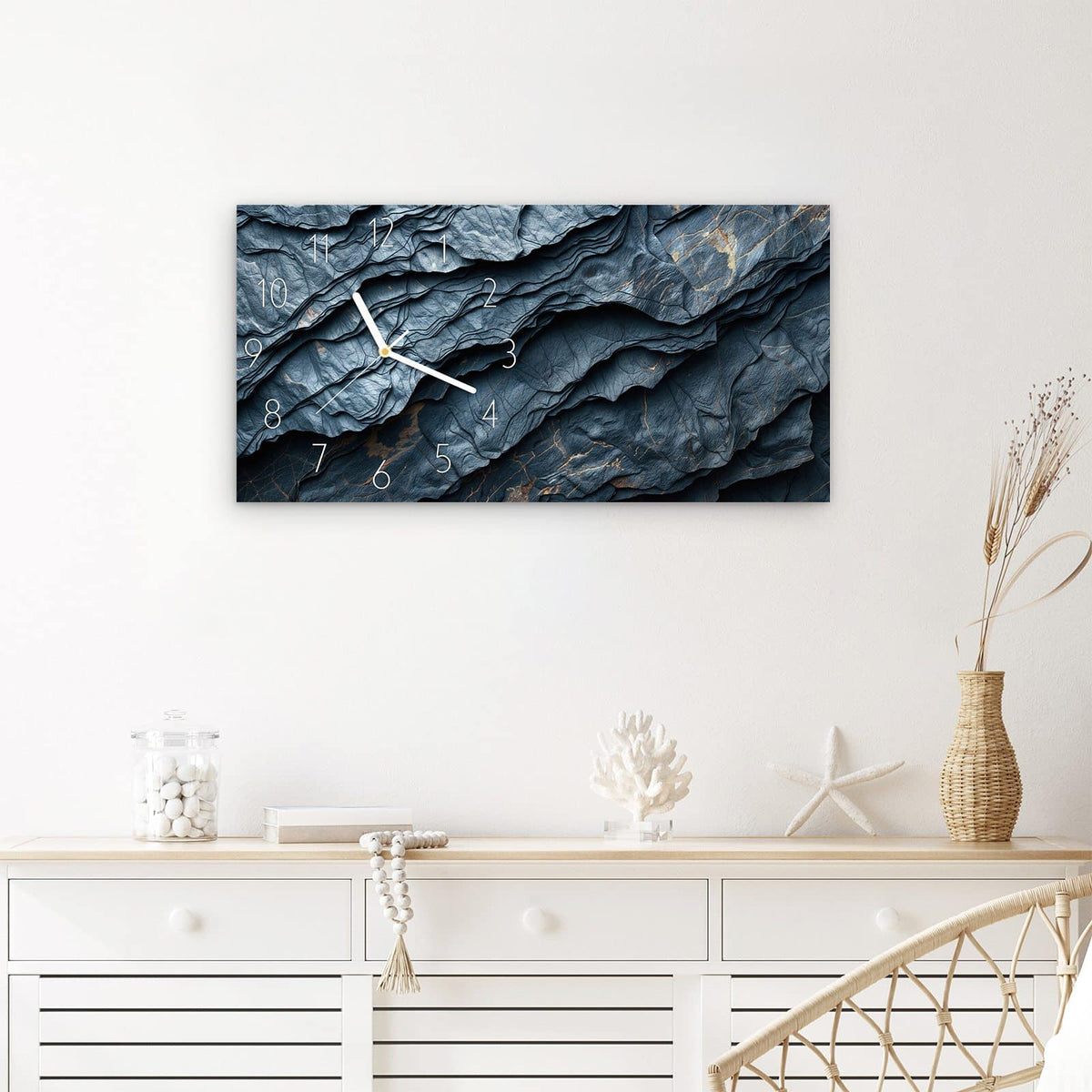 Wanduhr Gefaltete Texturen aus Glas – Querformat 60 × 30 cm – Tiefblaue Gesteinsschichten mit Ockerakzenten