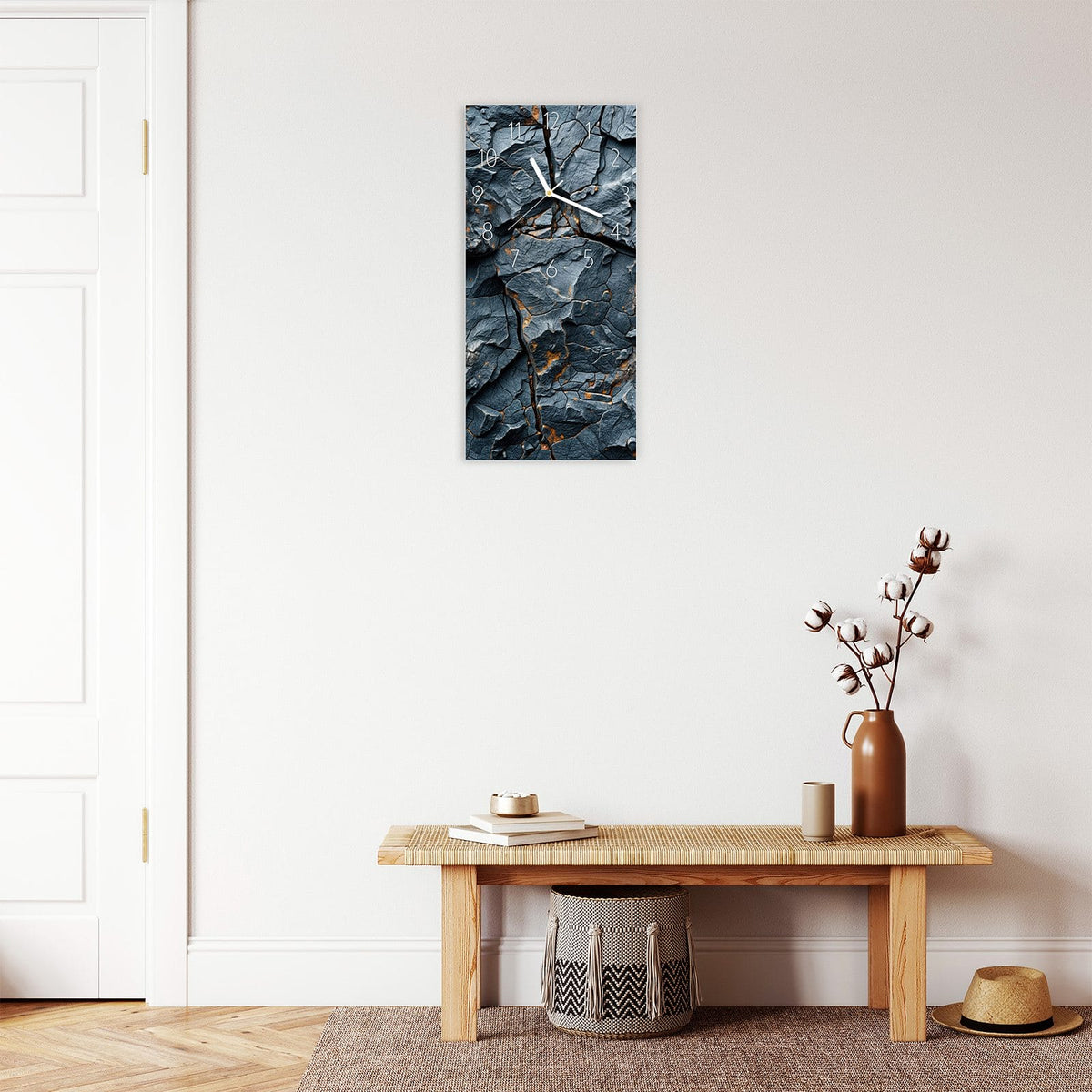 Wanduhr aus Glas im Hochformat Zerklüfteter Fels mit Ziffernblatt Elegant über einer Holzbank im Flur
