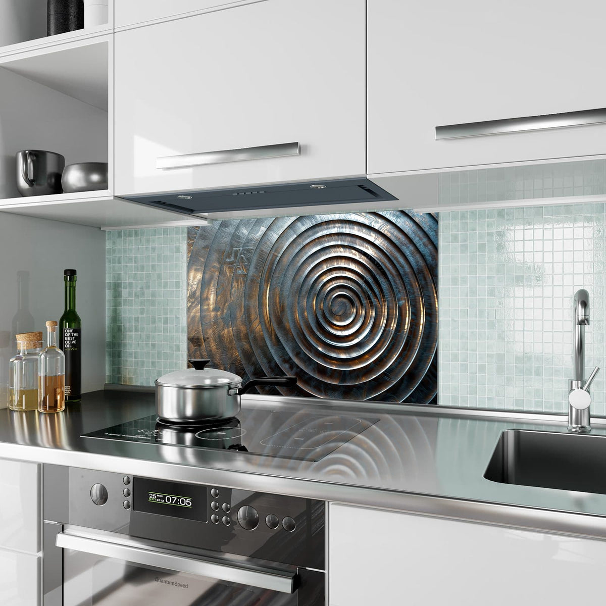 Küchenrückwand aus Glas Metallringe im Hochformat als Spritzschutz hinter dem Kochfeld, über dem Fliesenspiegel montiert