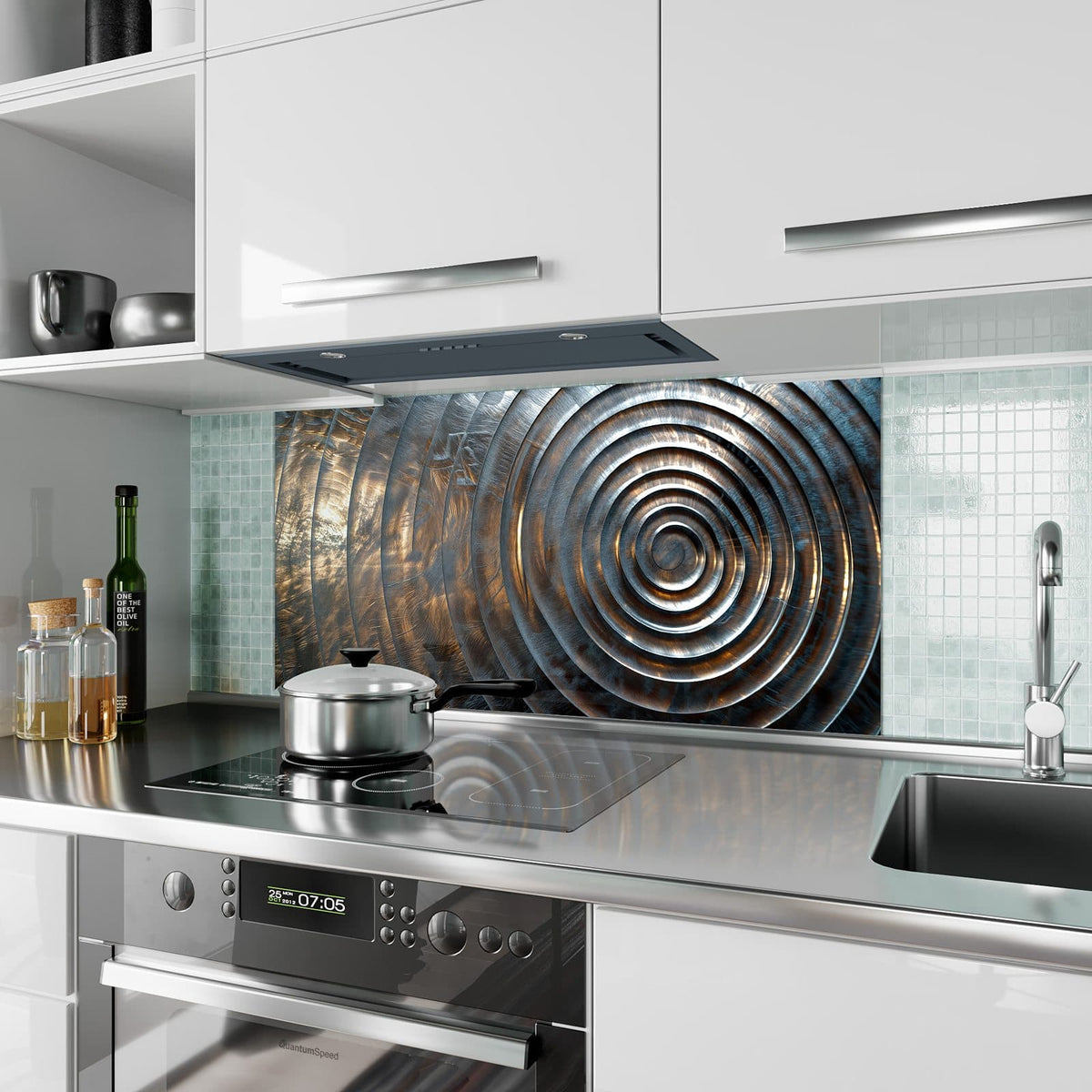 Küchenrückwand aus Glas Metallringe im Hochformat als Spritzschutz hinter dem Kochfeld, über dem Fliesenspiegel montiert