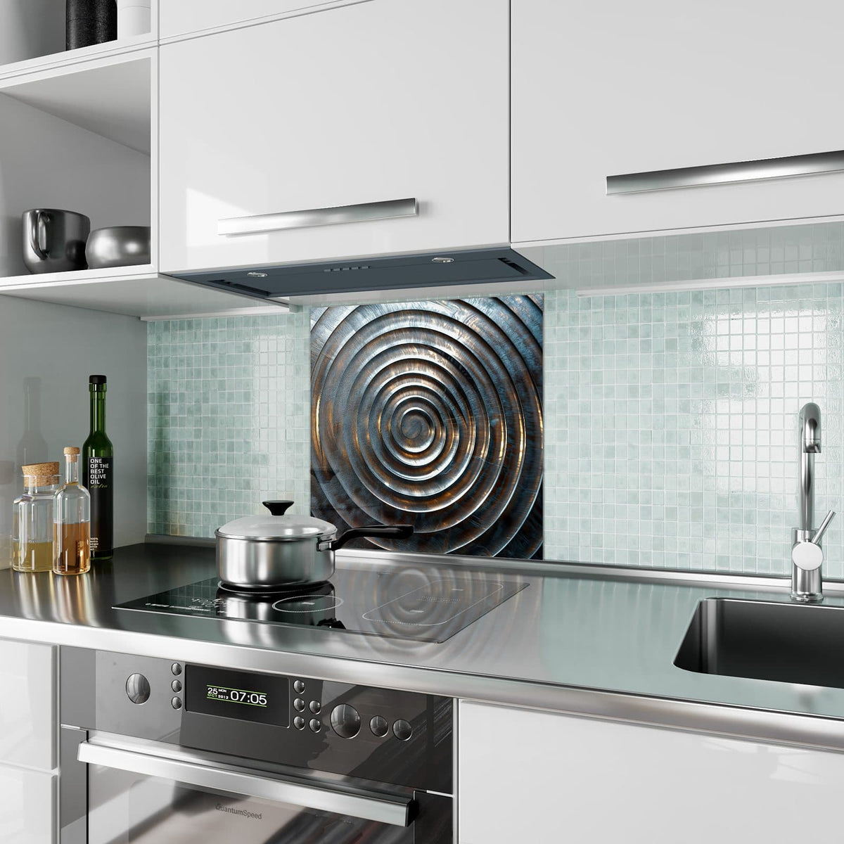 Küchenrückwand aus Glas Metallringe im quadratischen Format als Spritzschutz hinter dem Kochfeld, über dem Fliesenspiegel montiert