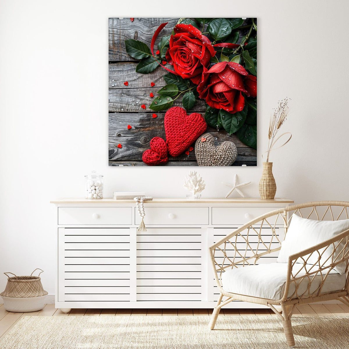 Glasbild Rosen mit Strickherzen an der Wand – Zwei betaute rote Rosen auf grauem Holz, davor ein rotes und ein beiges Strickherz
