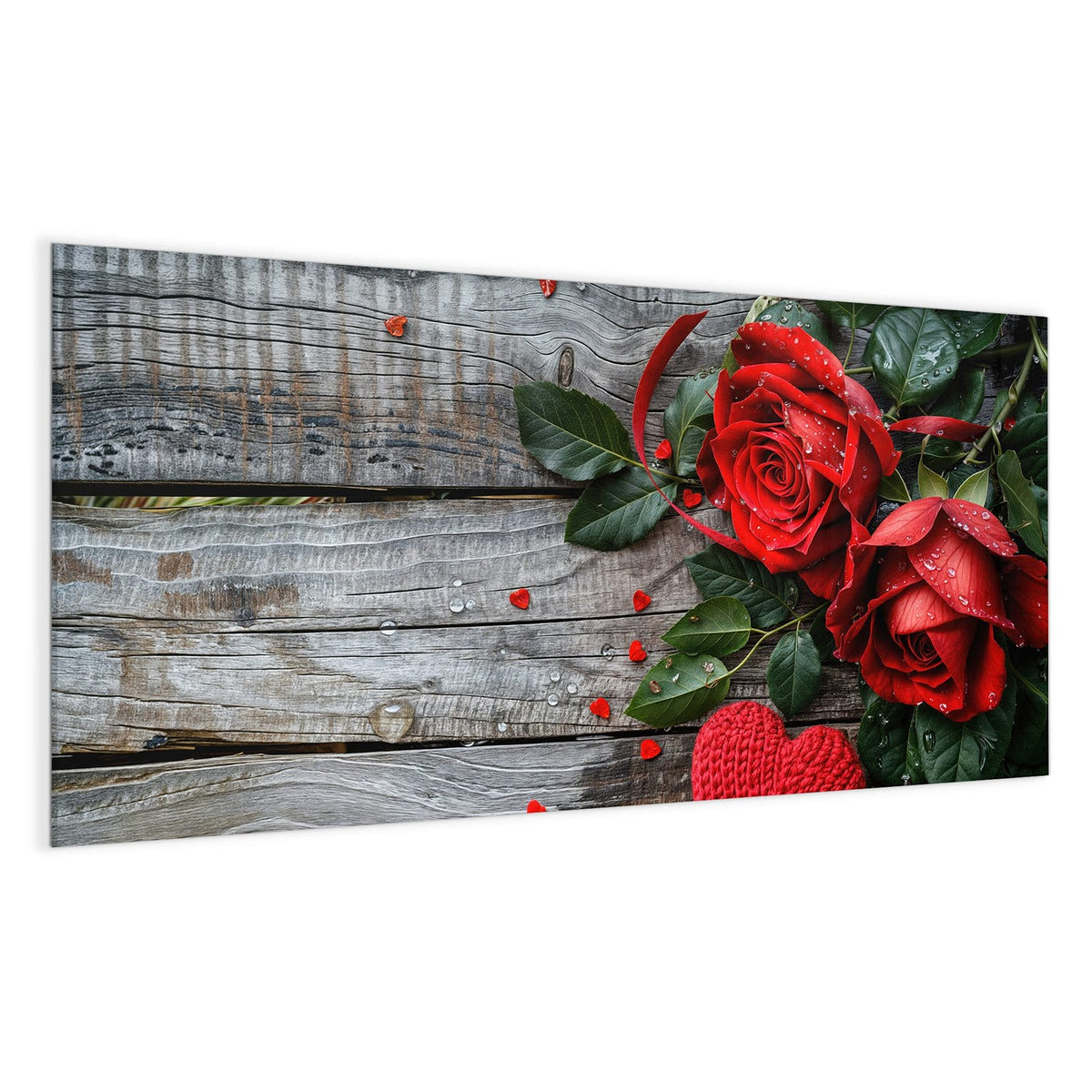 Zwei betaute rote Rosen auf grauem Holz, davor ein rotes und ein beiges Strickherz