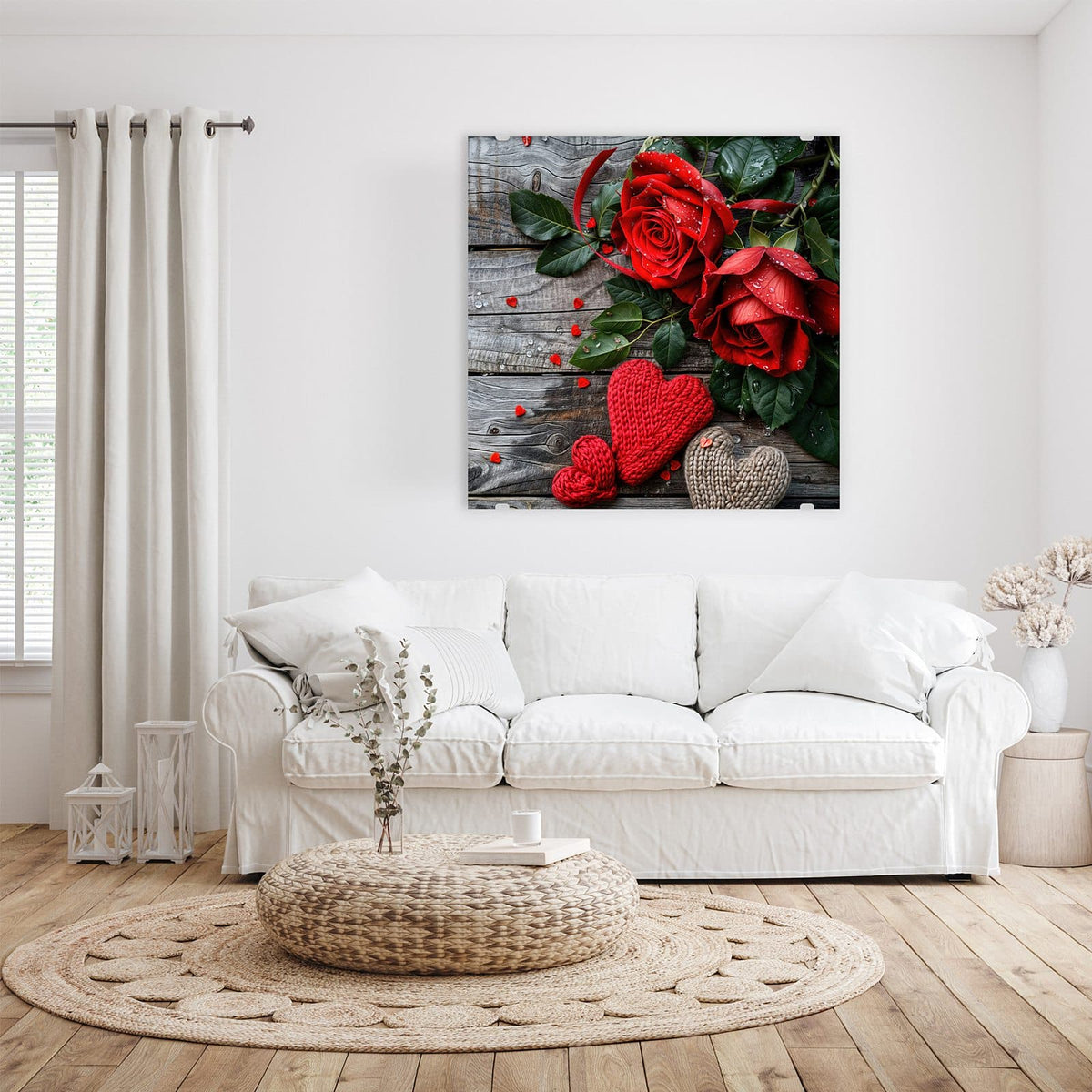 Zwei betaute rote Rosen auf grauem Holz, davor ein rotes und ein beiges Strickherz