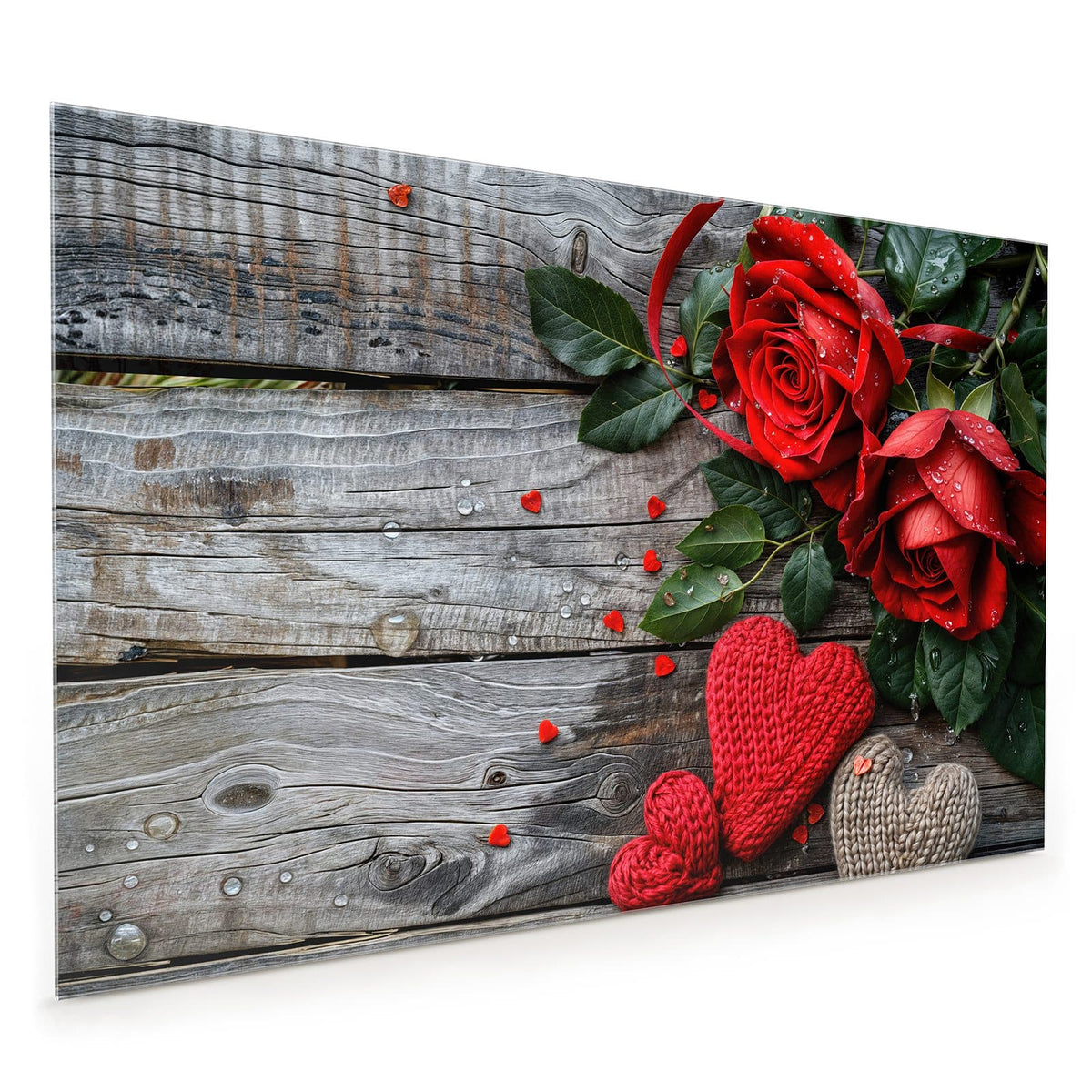 Küchenrückwand aus Glas im Hochformat: Zwei betaute rote Rosen auf grauem Holz, davor ein rotes und ein beiges Strickherz