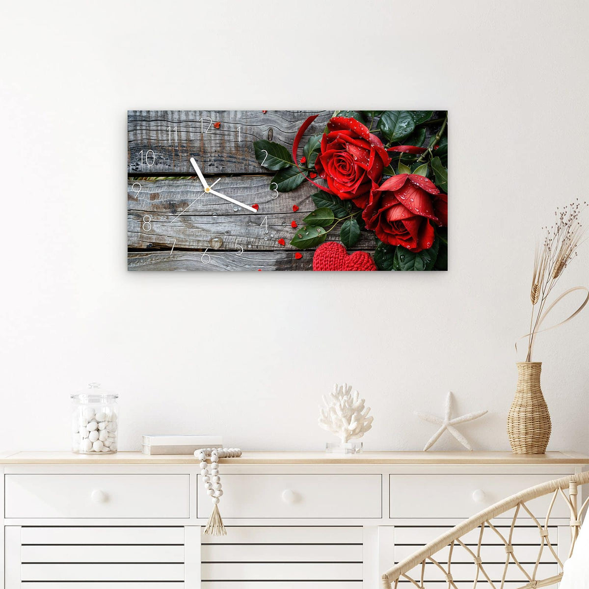 Wanduhr Rote Rosen und Herzen aus Glas – Querformat 60 × 30 cm – Betaute Rosen mit Strickherzen