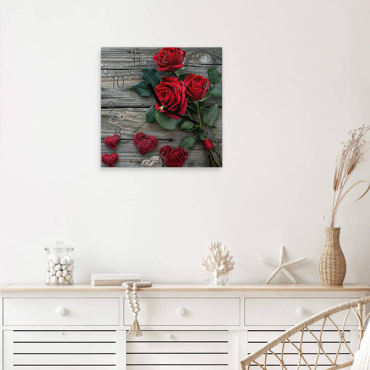 Wanduhr Drei Rosen mit Herzen aus Glas – Quadratisch 30 × 30 cm – Drei tiefrote Rosen auf Holz