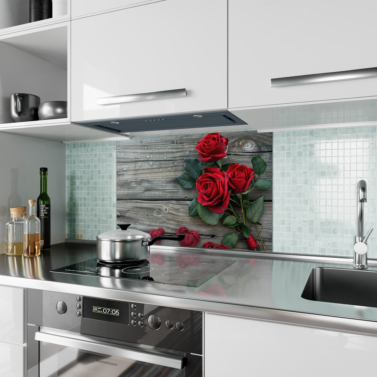 Küchenrückwand aus Glas Drei Rosen mit Herzen im Hochformat als Spritzschutz hinter dem Kochfeld, über dem Fliesenspiegel montiert