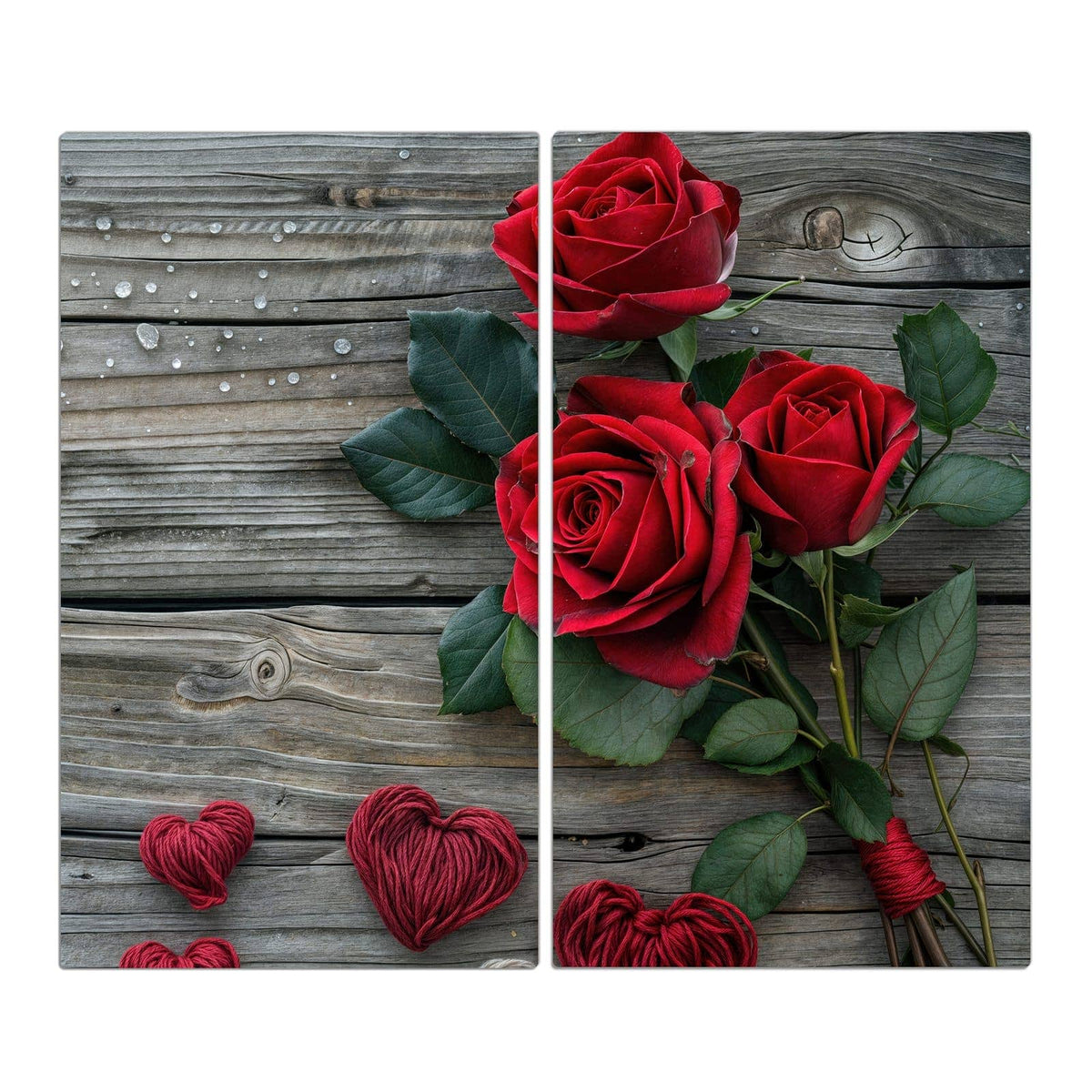 Drei tiefrote Rosen mit Blättern auf grauen Holzdielen, darunter vier aus rotem und beigem Garn gewickelte Herzen
