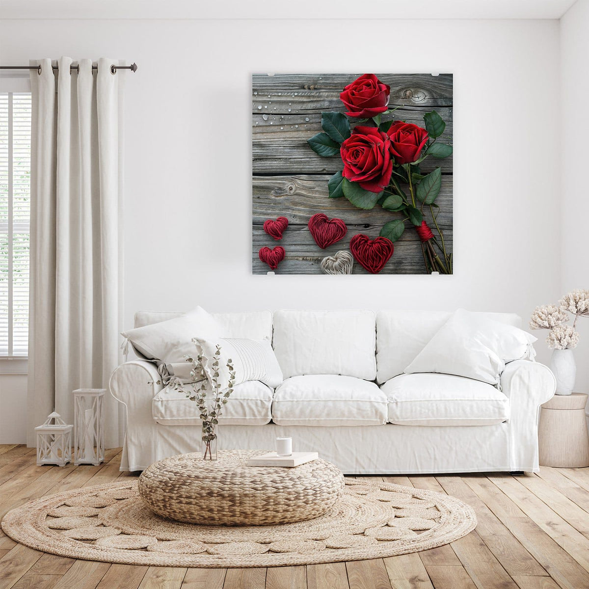 Glasbild Drei Rosen mit Herzen an der Wand – Drei tiefrote Rosen mit Blättern auf grauen Holzdielen, darunter vier aus rotem und beigem Garn gewickelte Herzen