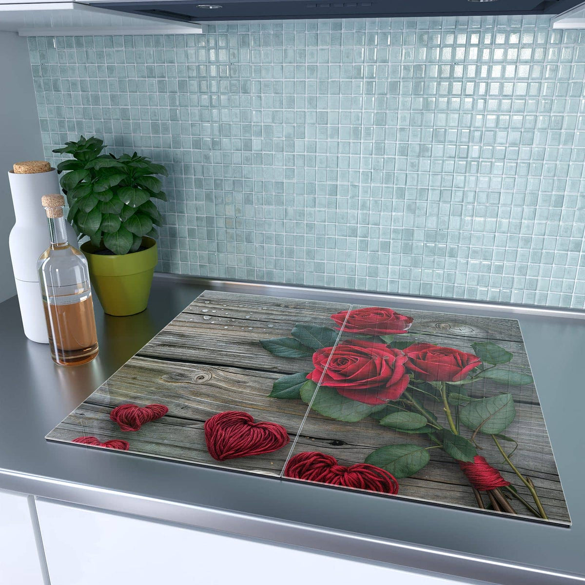 Sechs Aufgaben, eine Platte – Herdabdeckplatte Drei Rosen mit Herzen