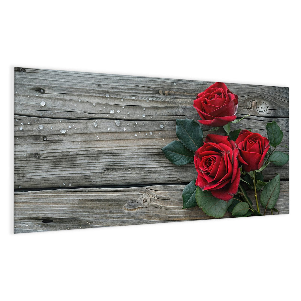 Drei tiefrote Rosen mit Blättern auf grauen Holzdielen, darunter vier aus rotem und beigem Garn gewickelte Herzen