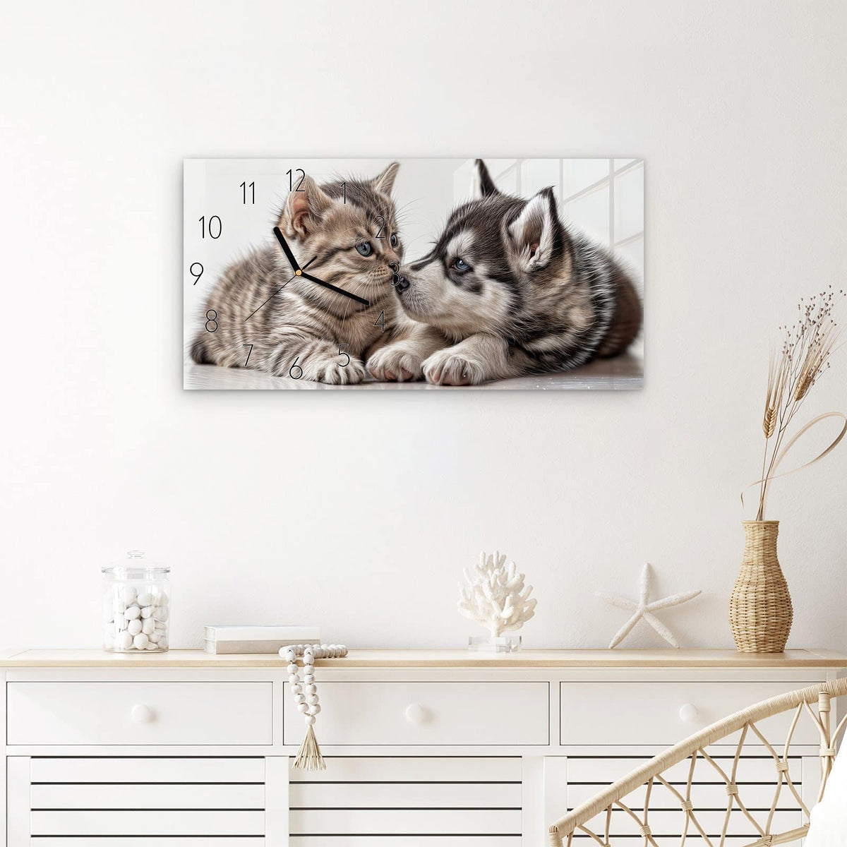 Wanduhr Kätzchen und Welpe aus Glas – Querformat 60 × 30 cm – Kätzchen und Welpe Nase an Nase
