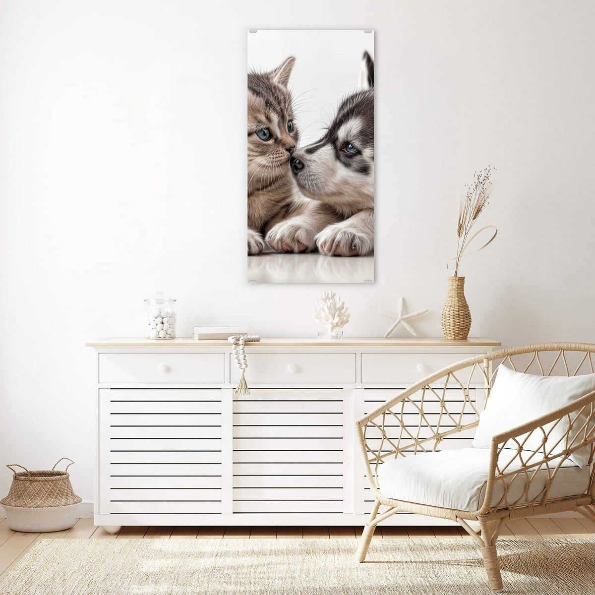 Glasbild Husky und Kätzchen an der Wand – Getigertes Kätzchen und Husky-Welpe liegen Nase an Nase beieinander