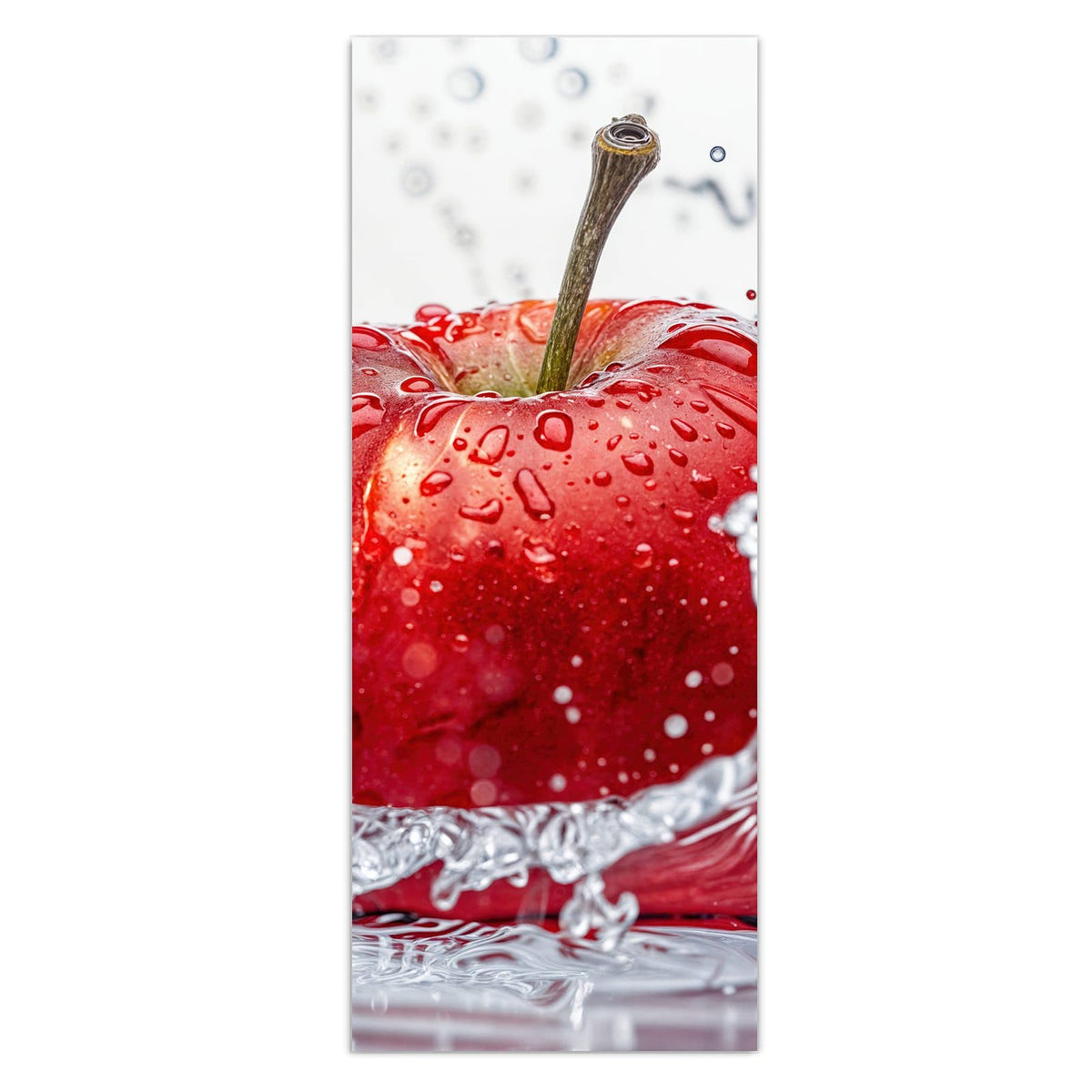 Roter Apfel mit Wassertropfen in klarem Wasserspritzer vor Weiß