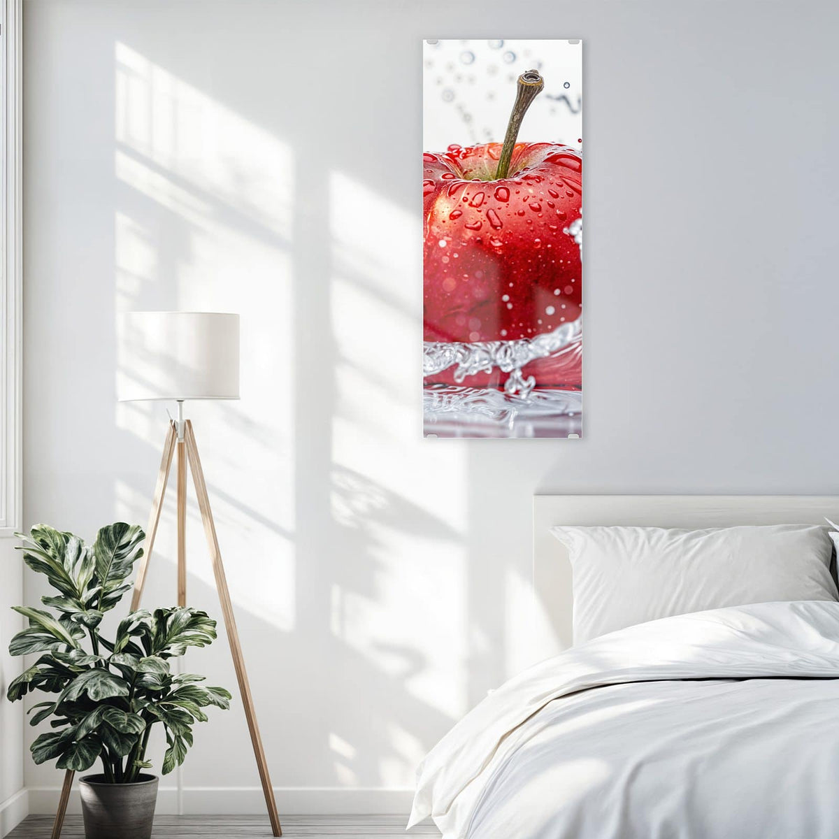 Glasbild Roter Apfel im Spritzer an der Wand – Roter Apfel mit Wassertropfen in klarem Wasserspritzer vor Weiß