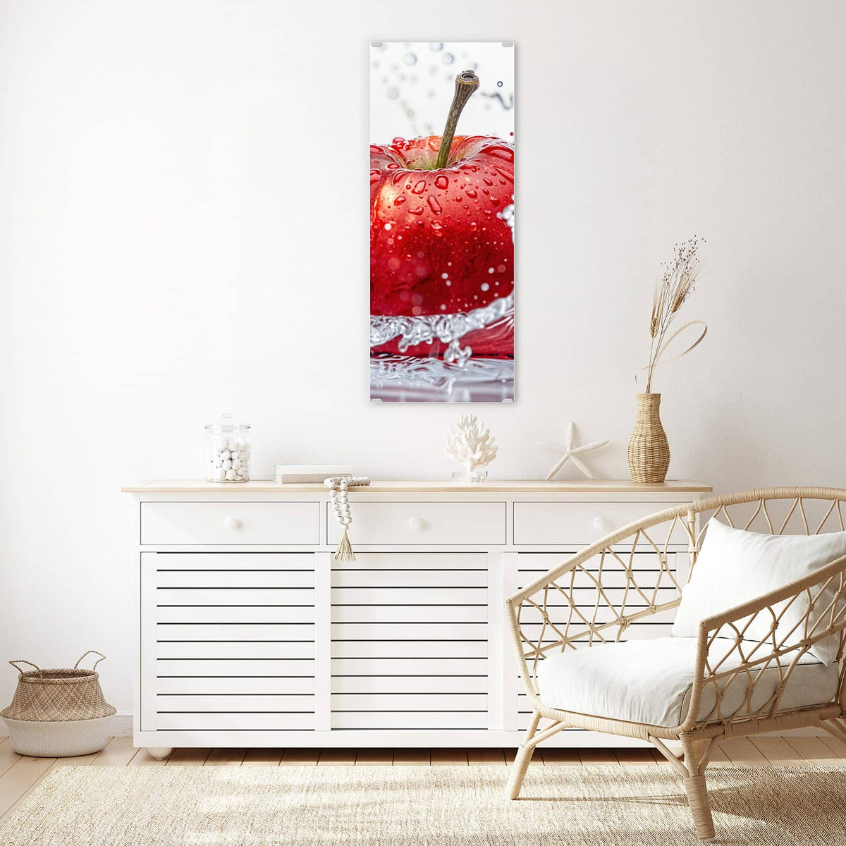 Glasbild Roter Apfel im Spritzer an der Wand – Roter Apfel mit Wassertropfen in klarem Wasserspritzer vor Weiß