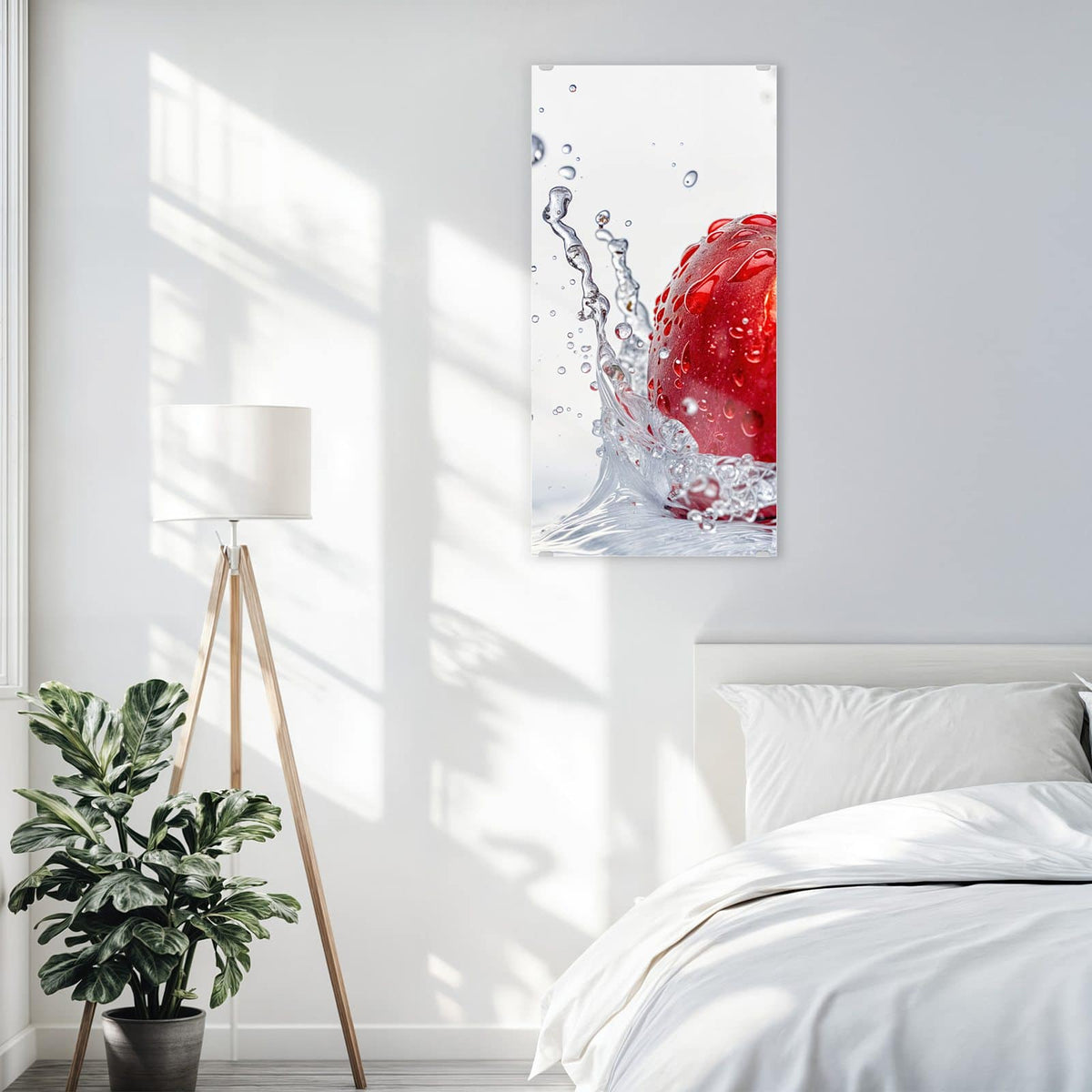 Glasbild Roter Apfel im Spritzer an der Wand – Roter Apfel mit Wassertropfen in klarem Wasserspritzer vor Weiß