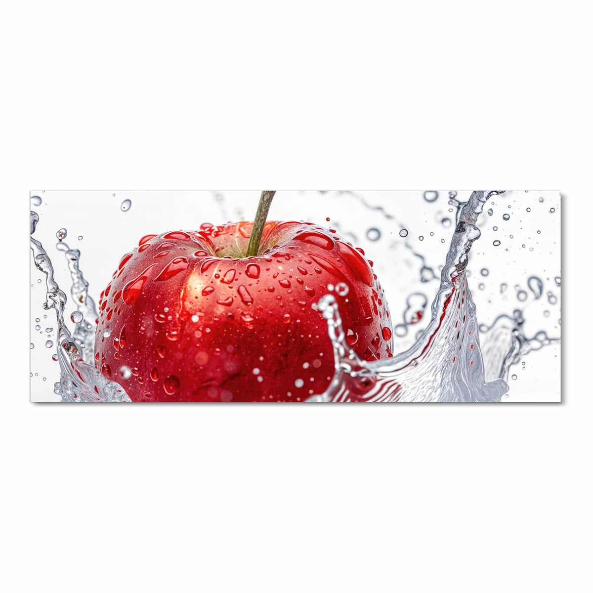 Roter Apfel mit Wassertropfen in klarem Wasserspritzer vor Weiß