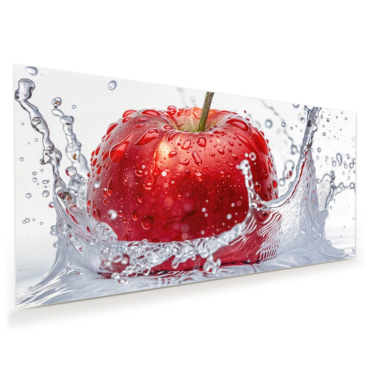 Roter Apfel mit Wassertropfen in klarem Wasserspritzer vor Weiß