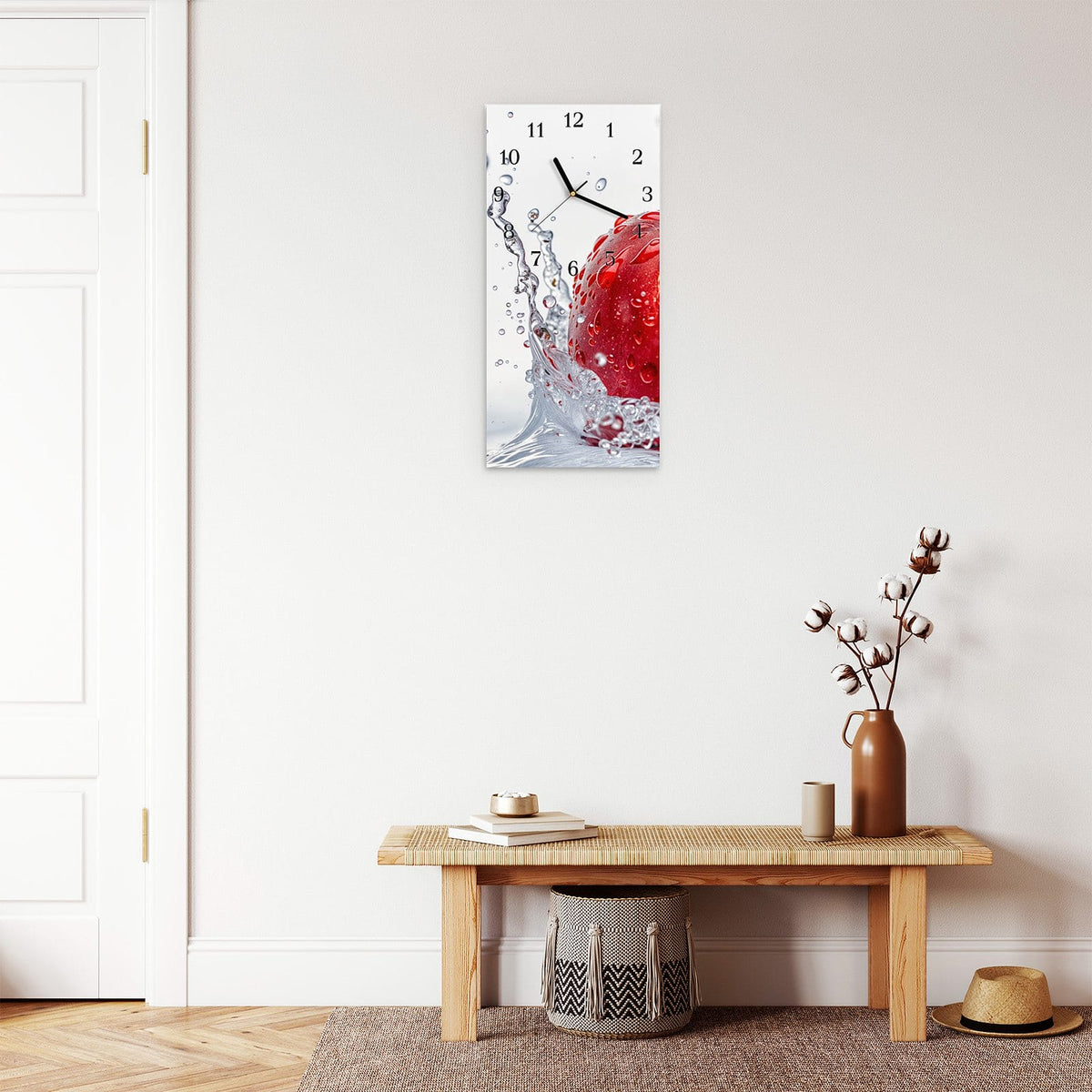 Moderne Wanduhr aus Glas mit Farbtiefe – Wanduhr Spritzender Apfel aus Glas – Hochformat 30 × 60 cm