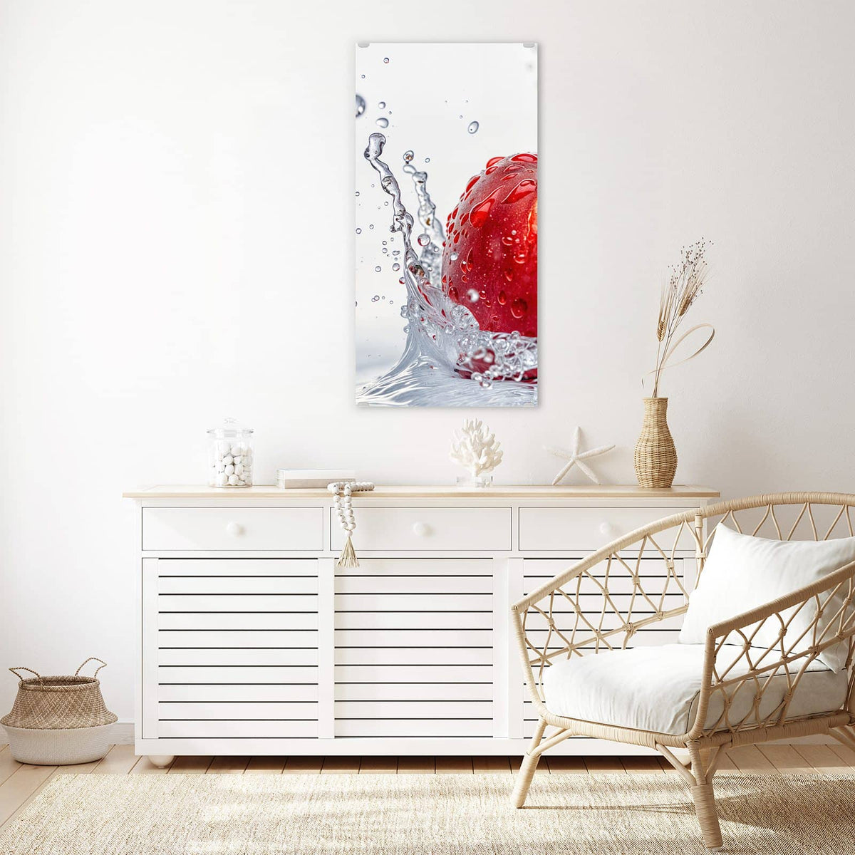 Glasbild Roter Apfel im Spritzer an der Wand – Roter Apfel mit Wassertropfen in klarem Wasserspritzer vor Weiß