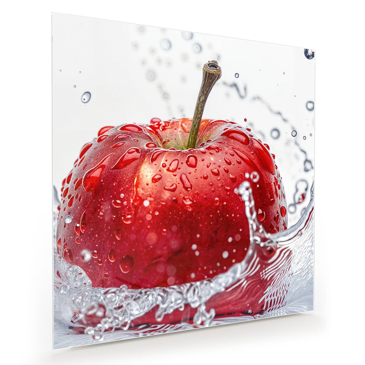 Roter Apfel mit Wassertropfen in klarem Wasserspritzer vor Weiß