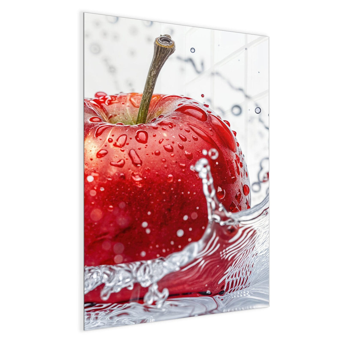Roter Apfel mit Wassertropfen in klarem Wasserspritzer vor Weiß