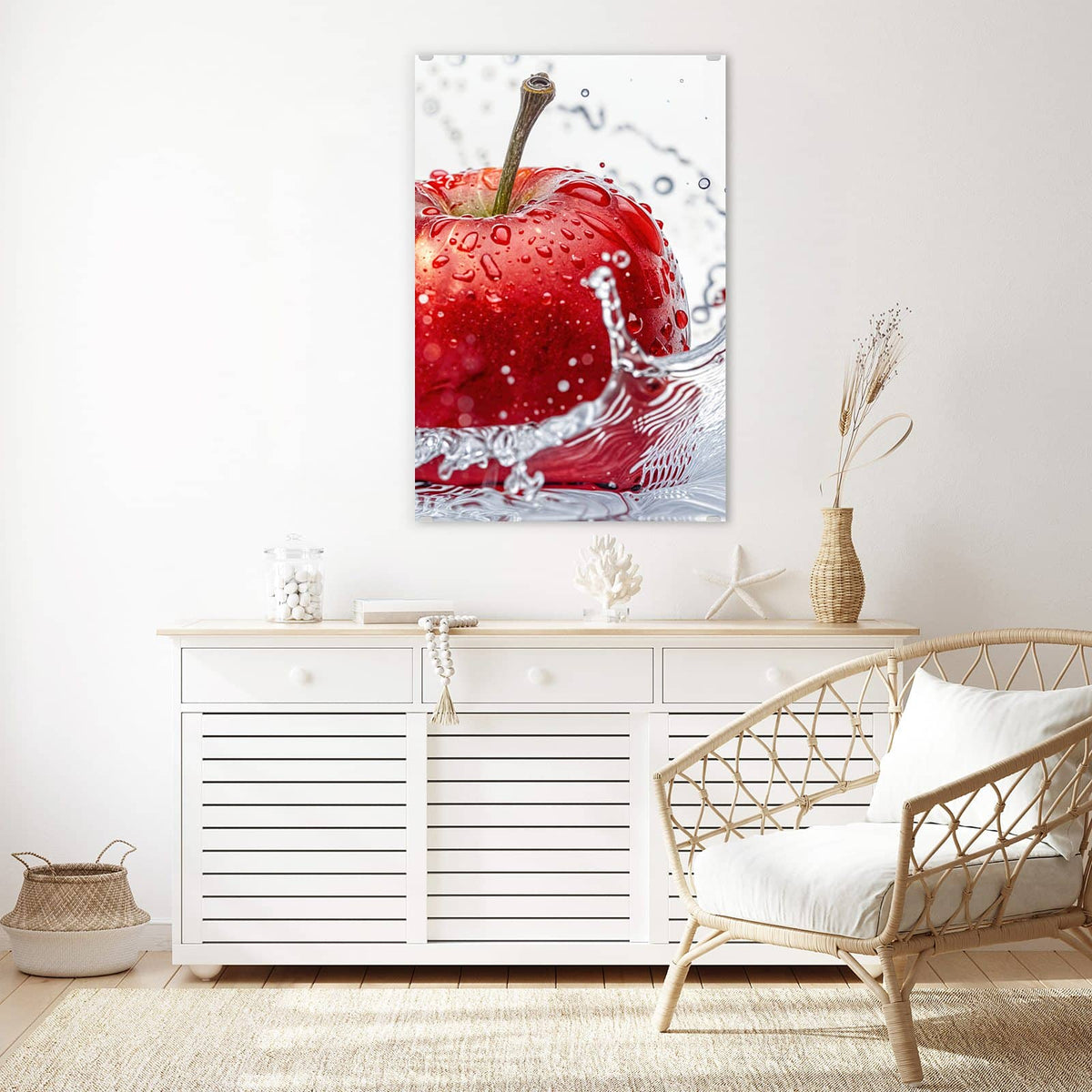 Glasbild Roter Apfel im Spritzer an der Wand – Roter Apfel mit Wassertropfen in klarem Wasserspritzer vor Weiß