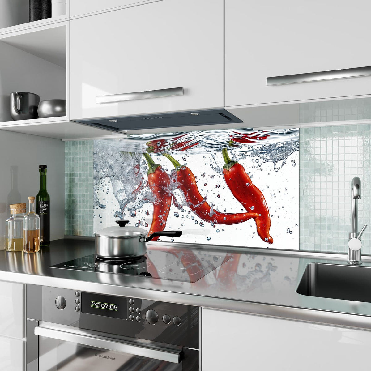Küchenrückwand aus Glas Drei Chilis im Wasser im Hochformat als Spritzschutz hinter dem Kochfeld, über dem Fliesenspiegel montiert