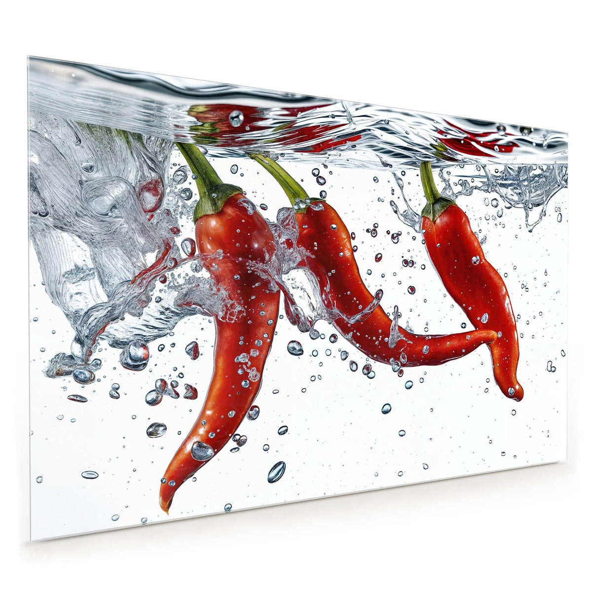 Küchenrückwand aus Glas im Hochformat: Drei rote Chilischoten sinken unter die Wasseroberfläche, Luftblasen ringsum, weißer Grund